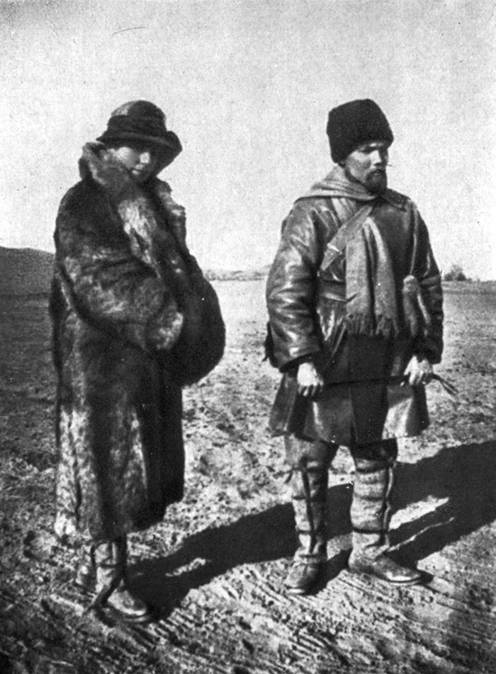 Е.И. Рерих и Ю.Н. Рерих в Центрально-Азиатской экспедиции
