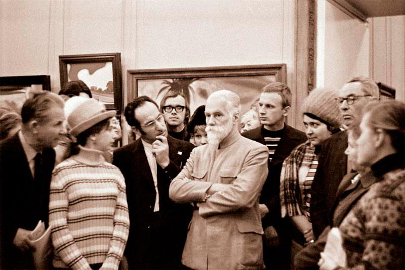    Святослав Николаевич Рерих беседует с посетителями выставки.  Москва, 1960