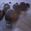 Каменные сферы Моераки Болдерс (Новая Зеландия). По всему побережью разбросаны огромные, диаметром до двух-трех метров, шарообразные валуны почти идеальной формы, весом до 4 тонн каждый. Великолепное 