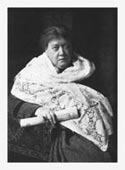 Вероятно, последняя прижизненная фотография Е. П. Блаватской. 1890-1891. На ней ее белая шаль, и она дердит в руке номер журнала У. К. Джаджа Путь