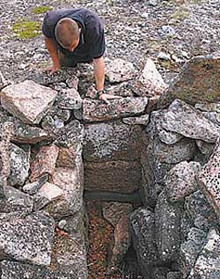 Одна из каменных гробниц, найденных на Русском Севере.
