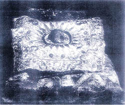 Фотография открытого Ларца с покоящимся на вышитой ткани Камнем. Она относится к 1923—24 годам