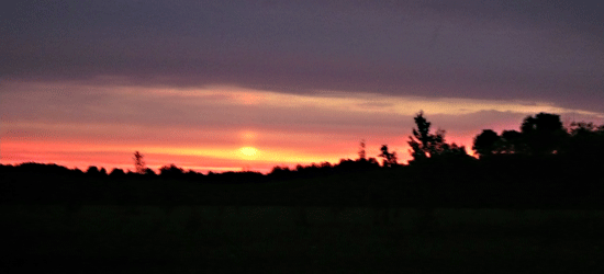 Рассвет на Купалу 2009 года, снятого с предполагаемого языческого храма в Западно-Двинском районе Тверской области. Фото автора.