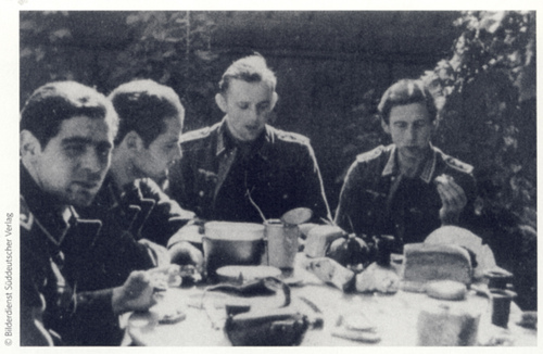 Ганс Шолль (второй слева), Вилли Граф и Александр Шморелль.