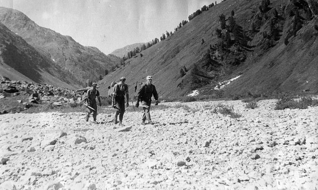 К Белухе! В. Ревякин, В. Лойша, А. Афримзон  в долине  р. Катунь на фоне Геблерова холма, 1967 г.