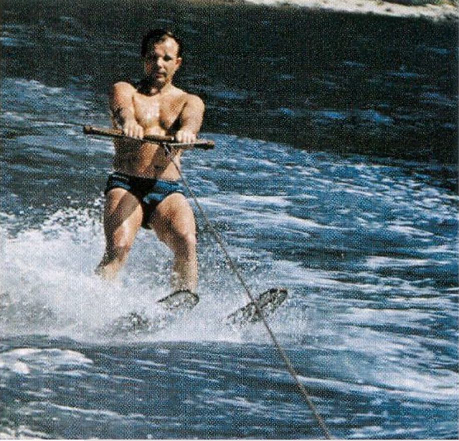 Каким видом спорта занимался гагарин. Гагарин на водных лыжах. Водные лыжи